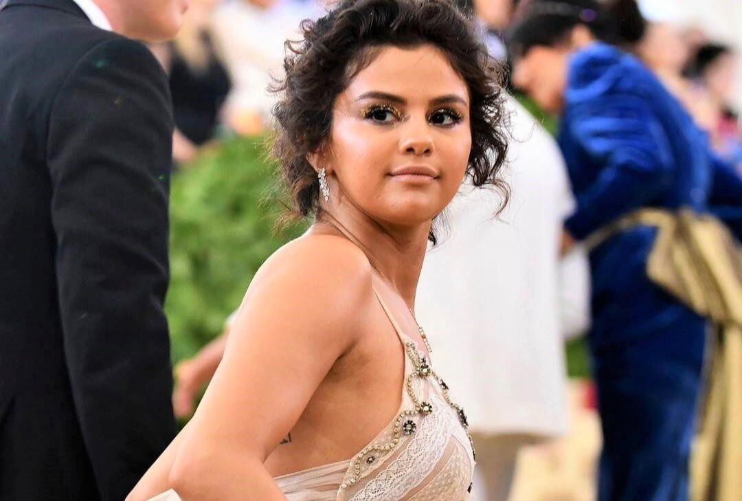 Selena Gomez thua nhan sai lam khi nhuom da nau o Met Gala 2018 hinh anh
