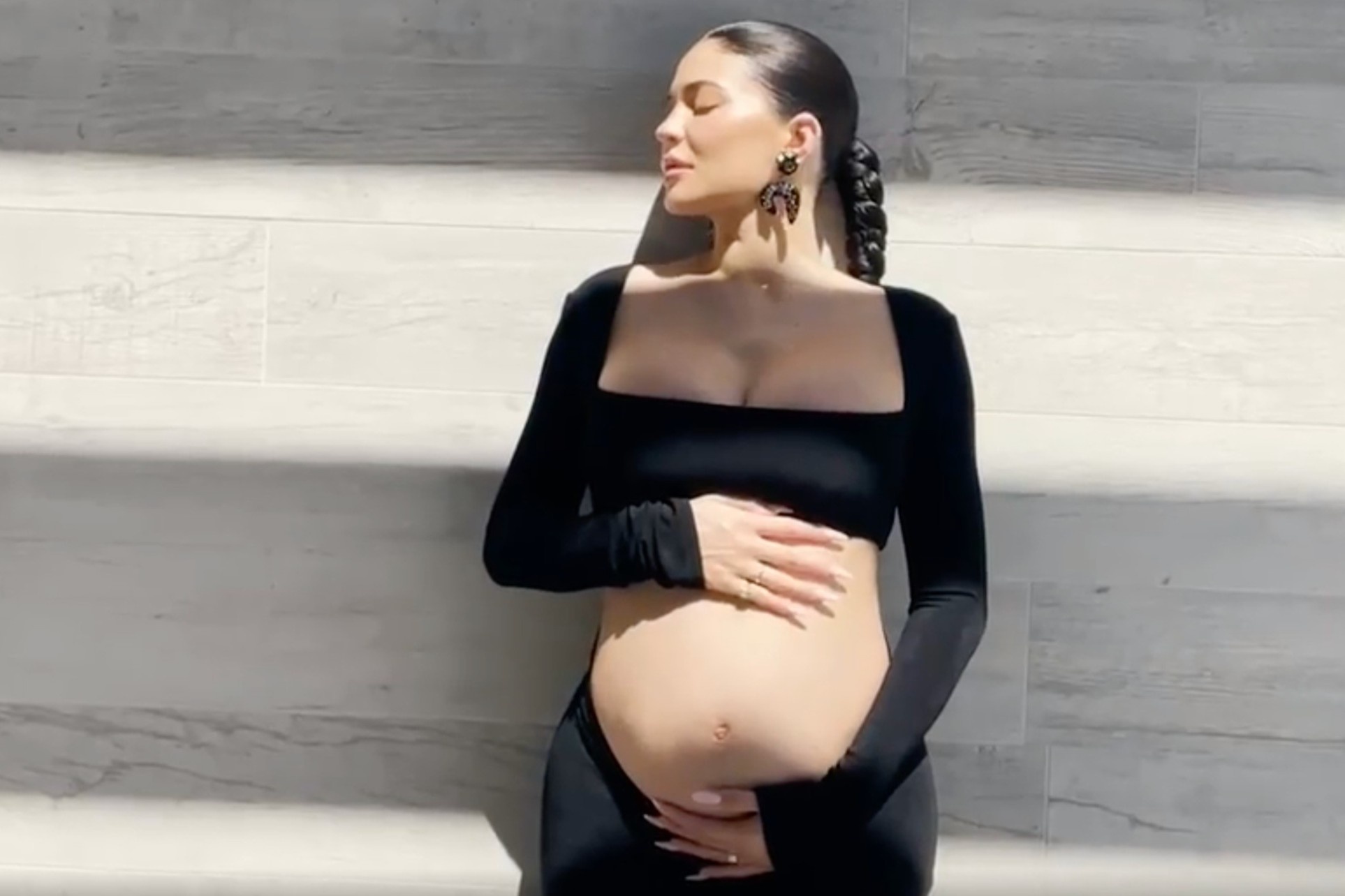 Kylie Jenner xac nhan mang thai lan hai hinh anh