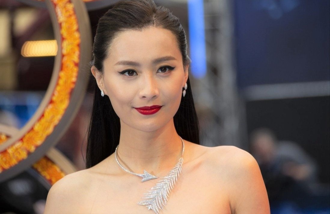 Dau an dat gia cua my nhan TVB trong bom tan sieu anh hung hinh anh