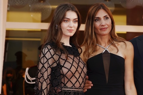 Dan sao tren tham do be mac LHP Venice hinh anh