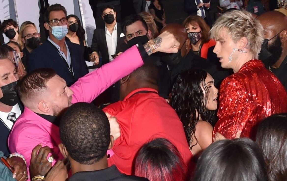 Conor McGregor va ban trai Megan Fox danh nhau tren tham do hinh anh