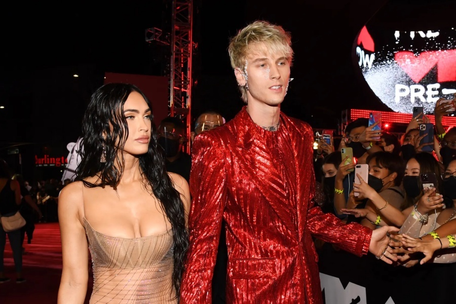 Ly do Megan Fox dien vay trong suot tren tham do MTV VMAs hinh anh