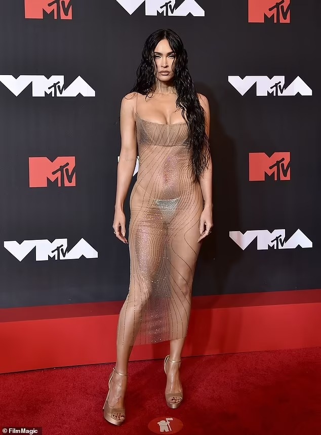 Megan Fox mac vay trong suot o MTV VMAs 2021 anh 2