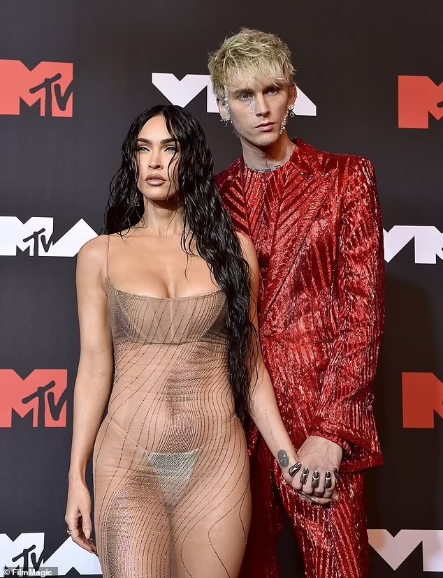 Megan Fox mac vay trong suot o MTV VMAs 2021 anh 1