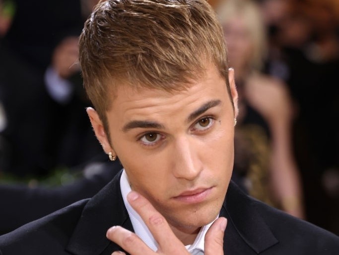 Justin Bieber mang giay 90 USD tren tham do Met Gala hinh anh