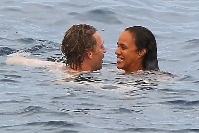 Tom Hiddleston cong khai ban gai hinh anh