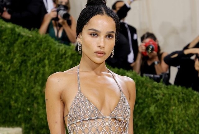 Zoe Kravitz phan ung khi bi noi 'mac nhu khong' o Met Gala hinh anh