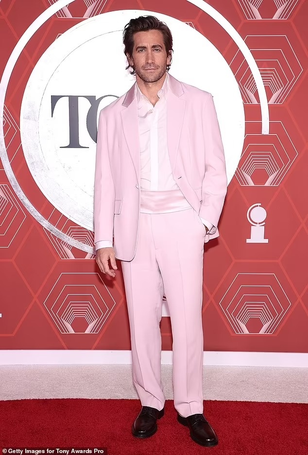 Tom Hiddleston o Tony Awards 2021. anh 5