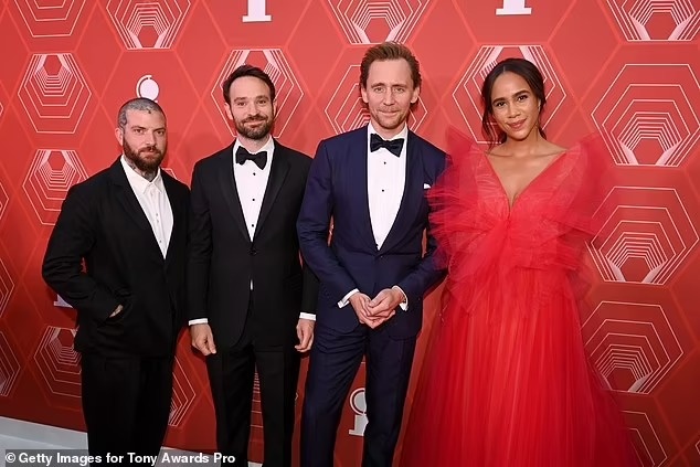 Tom Hiddleston o Tony Awards 2021. anh 1