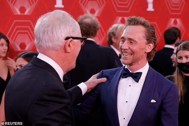 Tom Hiddleston o Tony Awards 2021. anh 4