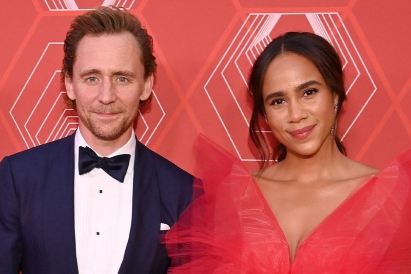 Tom Hiddleston trang tay o Tony Awards 2021 hinh anh