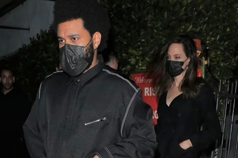 Angelina Jolie xuat hien ben The Weeknd hinh anh