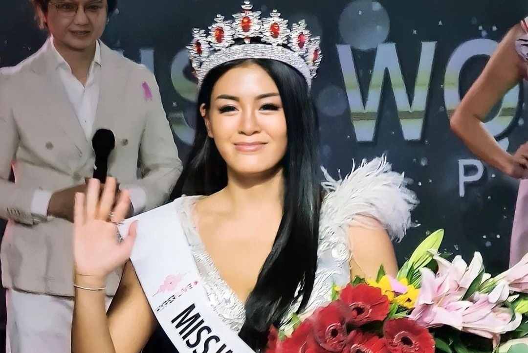 Co gai 18 tuoi dang quang Hoa hau The gioi Singapore hinh anh