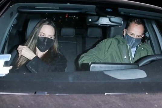 Angelina Jolie hen ho chong cu Jonny Lee Miller hinh anh