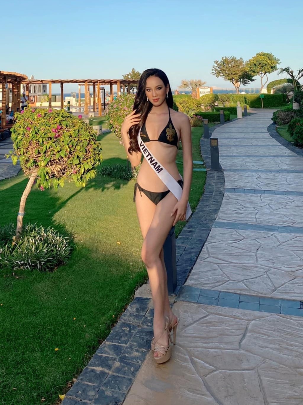 Dai dien Viet Nam catwalk loang choang o Hoa hau Sieu quoc gia anh 1