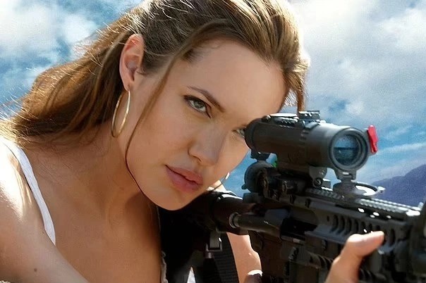 Angelina Jolie than trong khi su dung sung o truong quay hinh anh