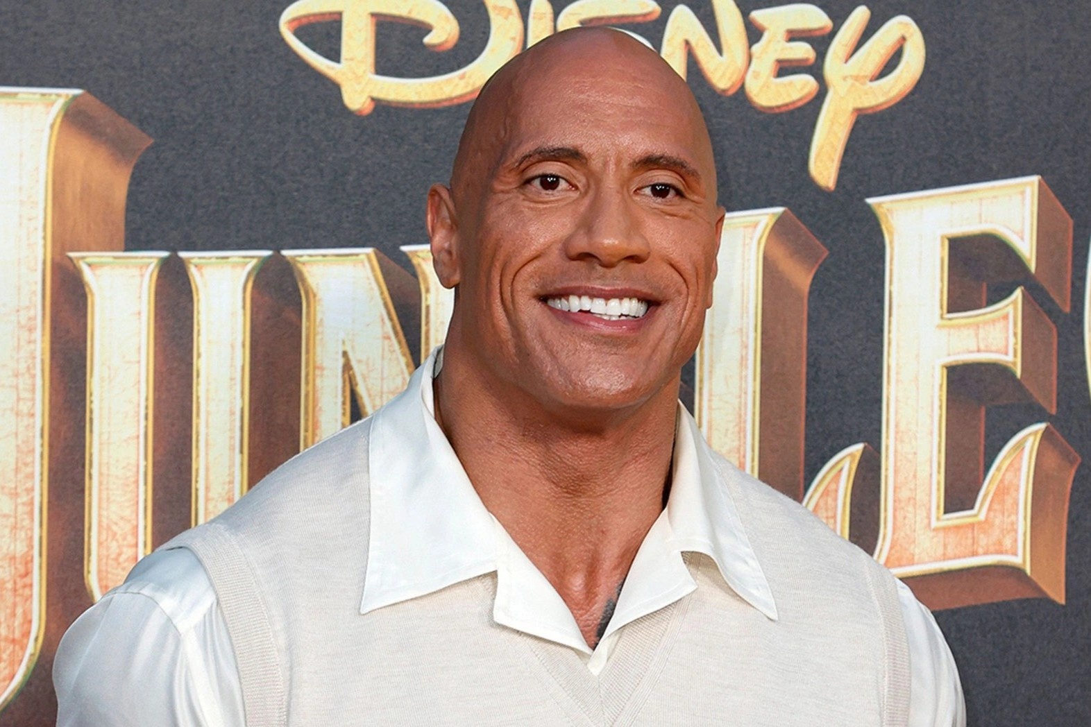 The Rock cam ket khong dung sung that tren phim truong hinh anh