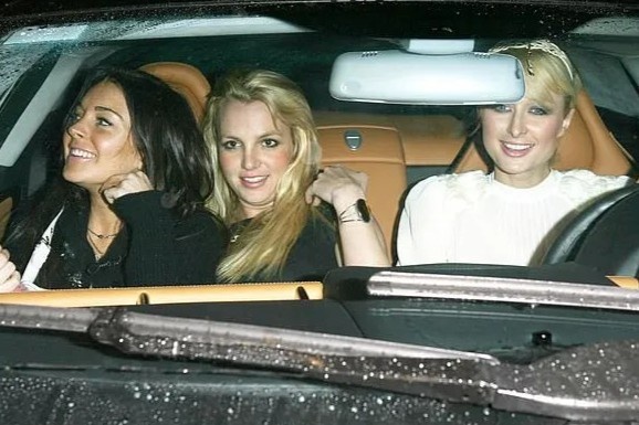 Buoc ngoat trong nam 2021 cua Paris Hilton, Britney Spears hinh anh