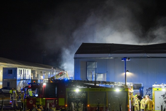 Phim truong James Bond boc chay giua dem hinh anh