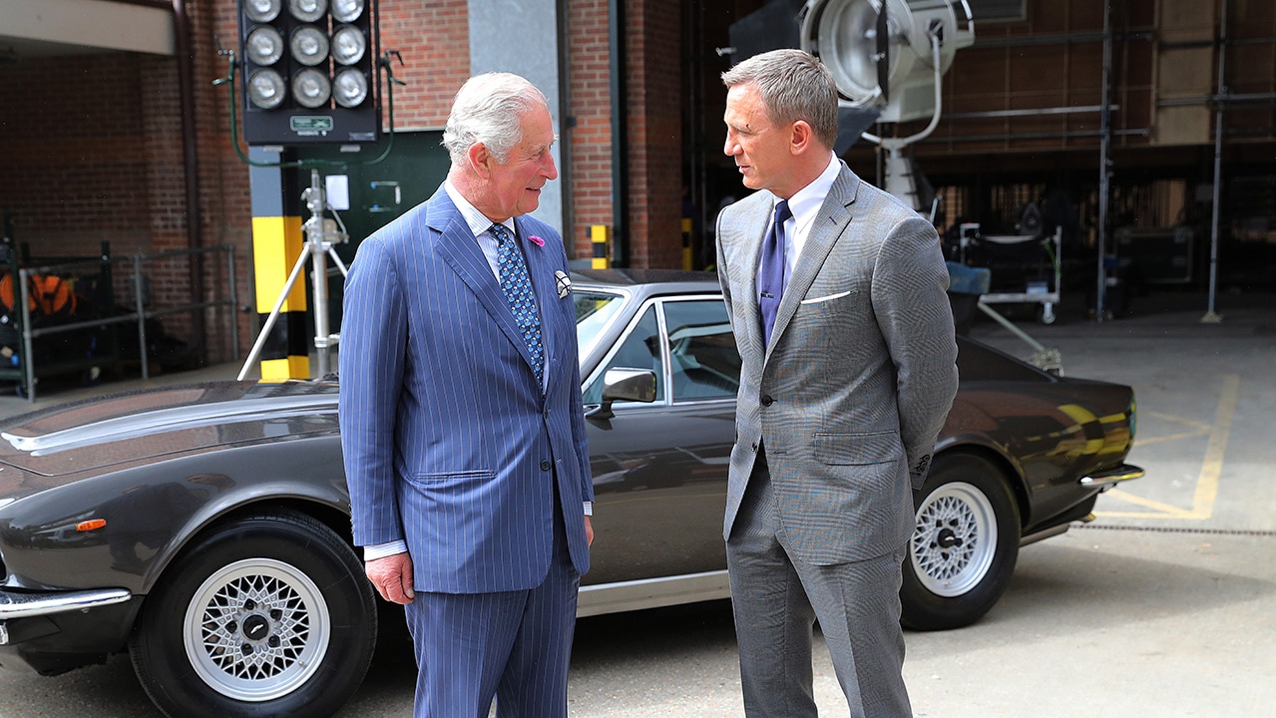 phim trường James Bond bốc cháy ảnh 4 phim truong James Bond boc chay anh 4