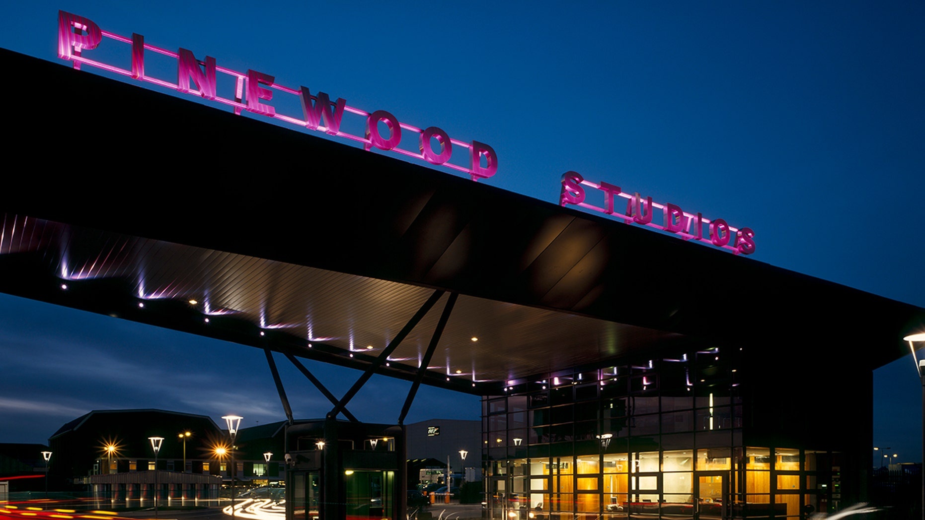 phim trường James Bond bốc cháy ảnh 3 phim truong James Bond boc chay anh 3