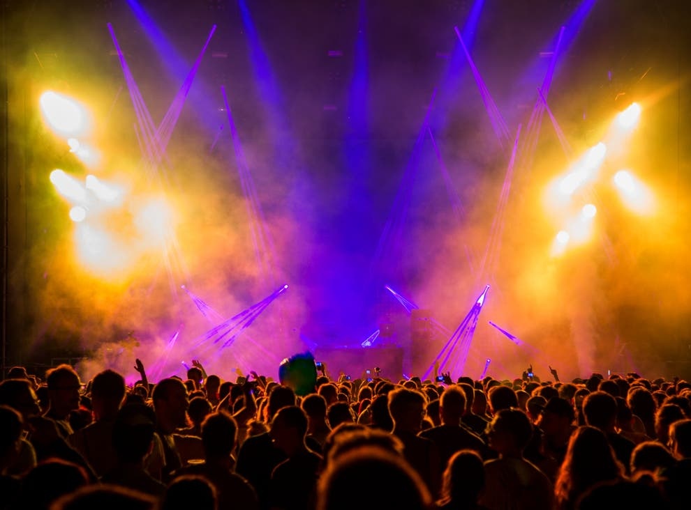 phu nu bi sam so o le hoi am nhac anh 1