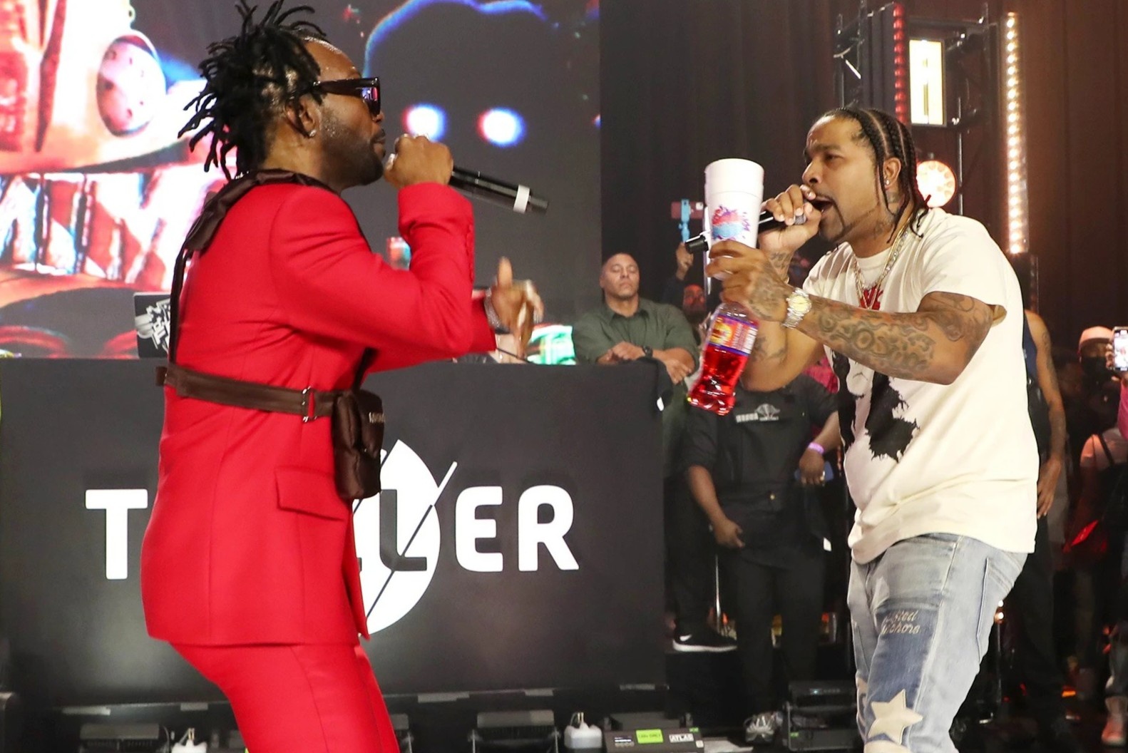 Nhom rapper danh nhau tren song truc tiep hinh anh