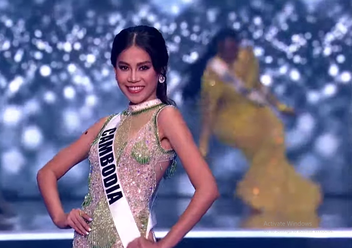 su co trang phuc o hoa hau hoan vu anh 1