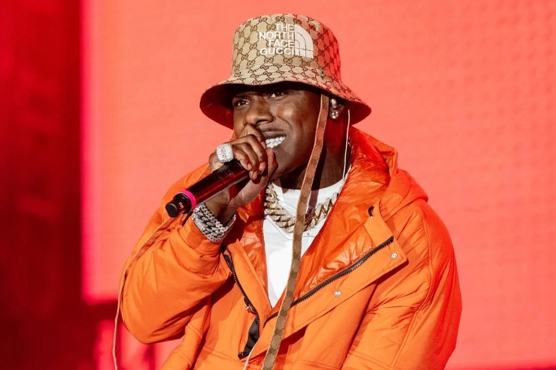 Rapper DaBaby bi nem rac vao nguoi khi dang bieu dien hinh anh