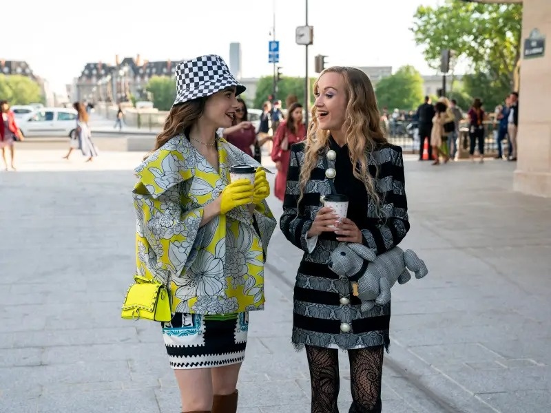 Emily in Paris bi chi trich xuc pham nguoi Ukraine anh 1