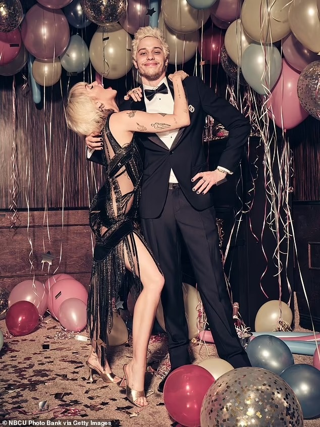 Kim Kardashian va Miley Cyrus anh 1