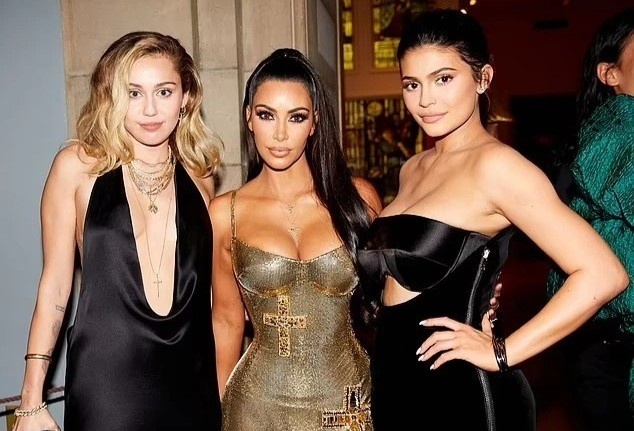 Kim Kardashian huy theo doi Miley Cyrus sau dem nhac hinh anh