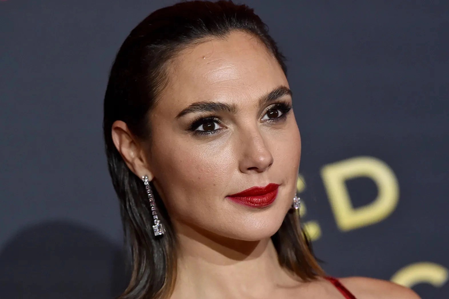 Gal Gadot hoi tiec vi dang video co vu chong dich hinh anh