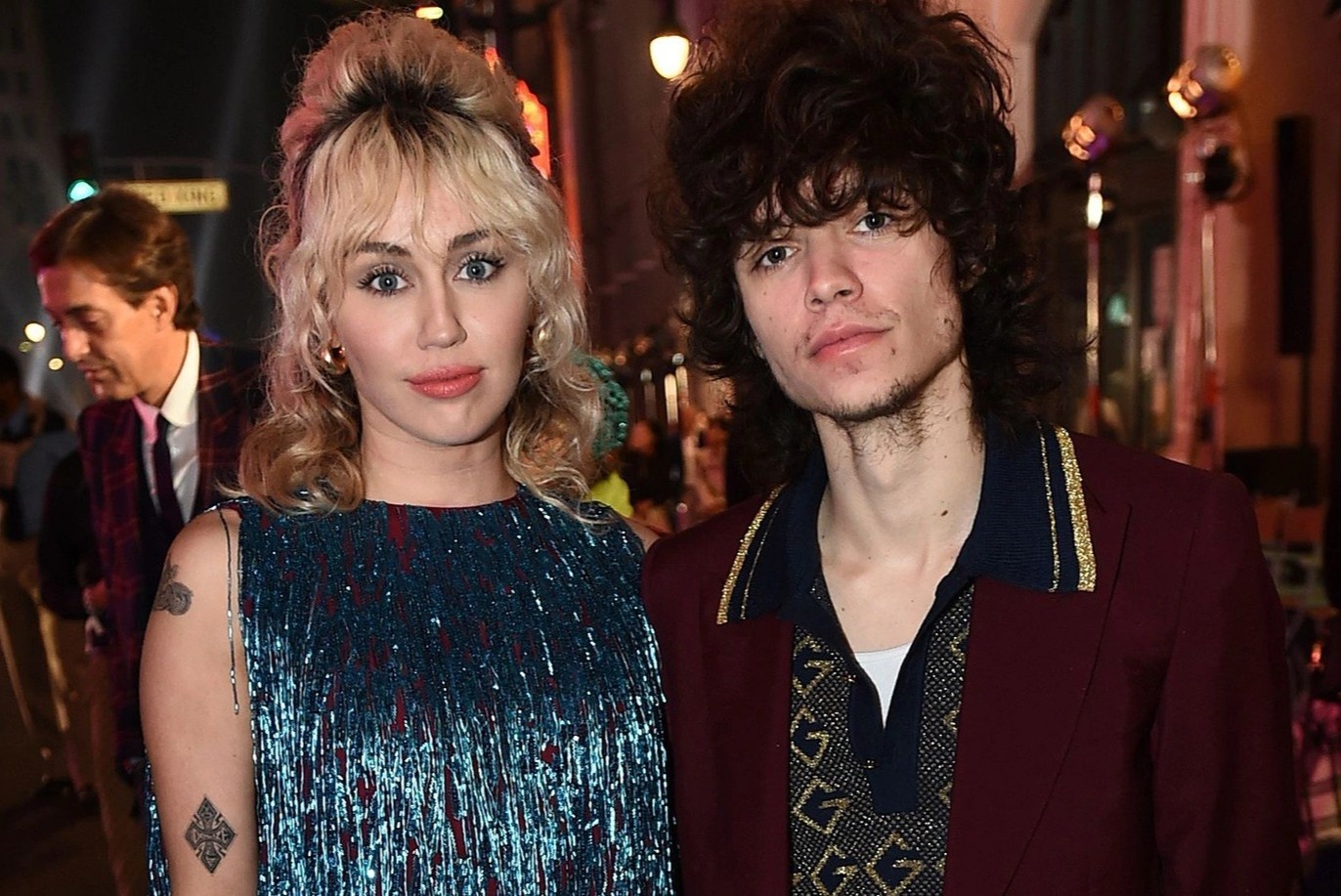 Miley Cyrus hen ho tay trong kem 6 tuoi hinh anh