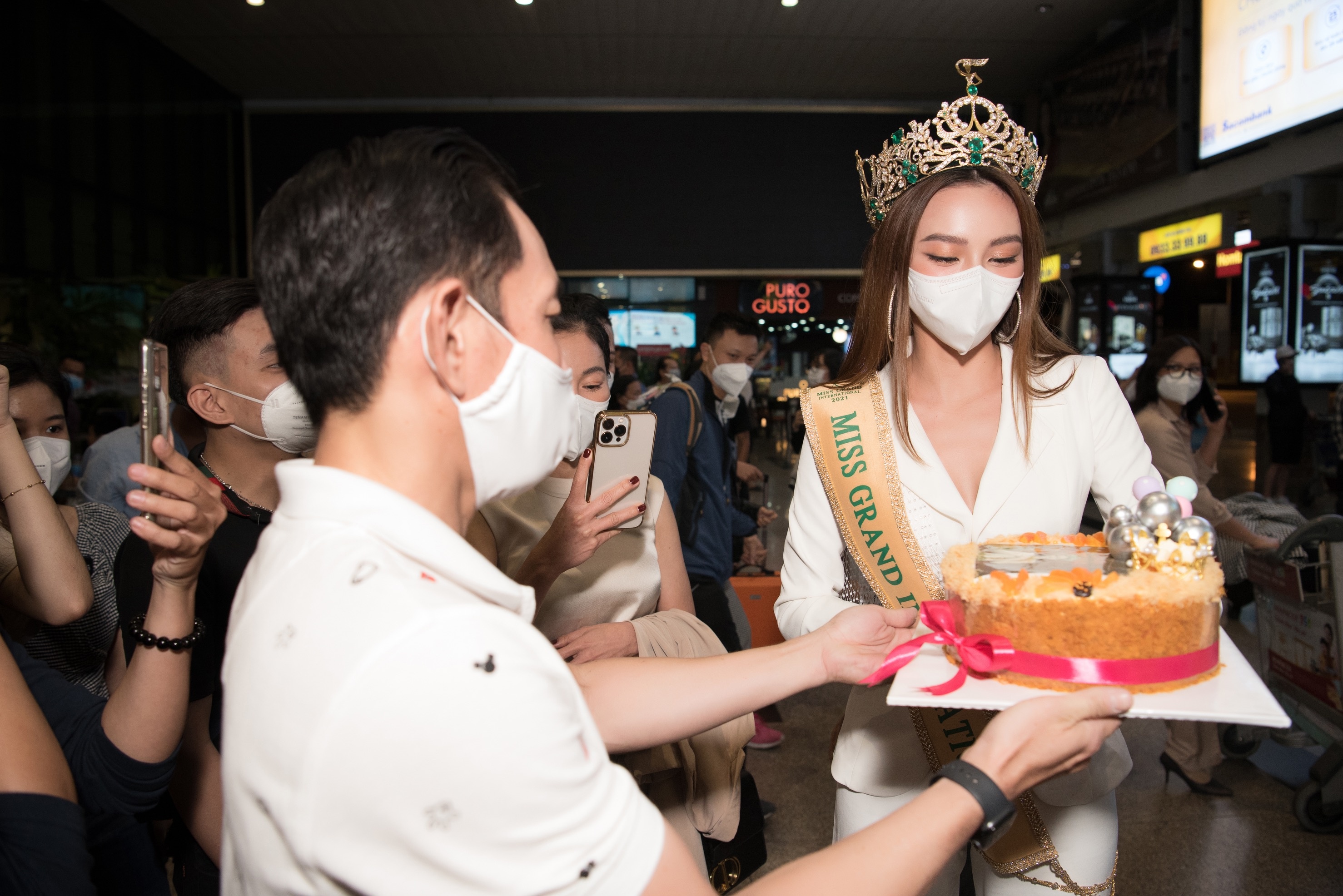 Hoa hậu Thùy Tiên về TP.HCM ảnh 3 Hoa hau Thuy Tien ve TP.HCM anh 3