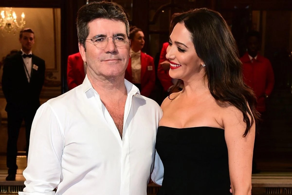 Simon Cowell cau hon ban gai hinh anh