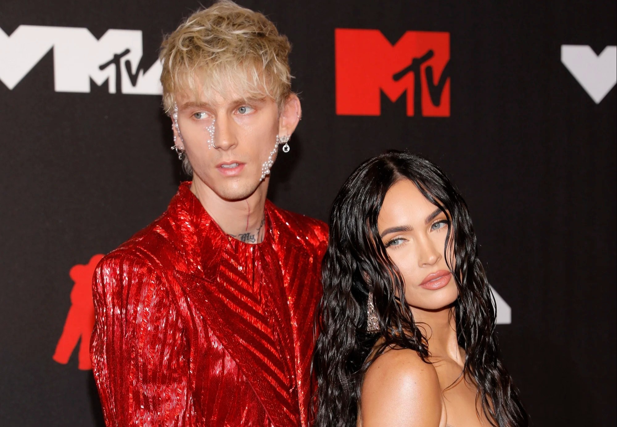 Machine Gun Kelly va Megan Fox dinh hon hinh anh