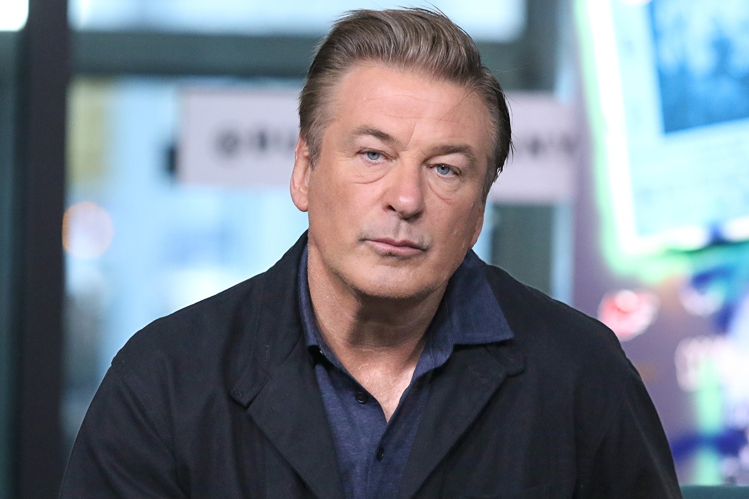 Alec Baldwin bi kien toi phi bang anh 1