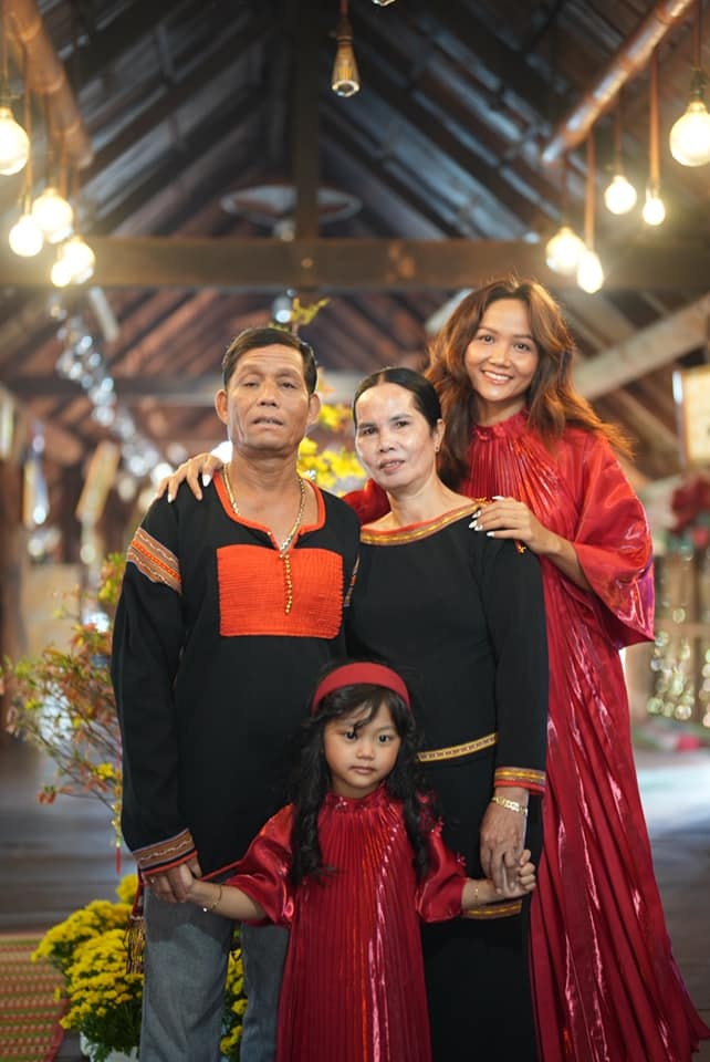 ngay dau nam cua hoa hau a hau Viet anh 3