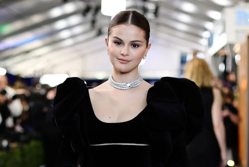 Selena Gomez bi nga tren tham do SAG Awards 2022 hinh anh
