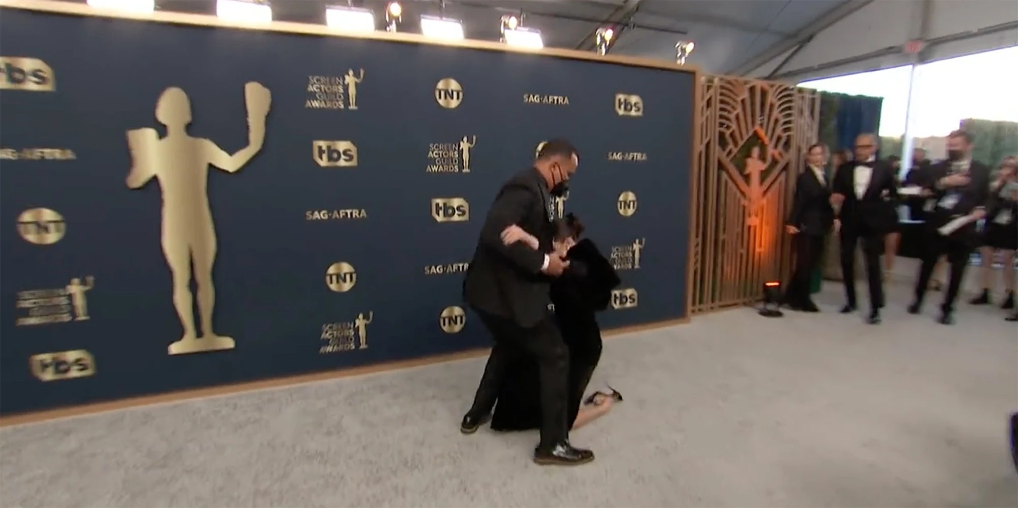 Selena Gomez bi nga tren tham do anh 1