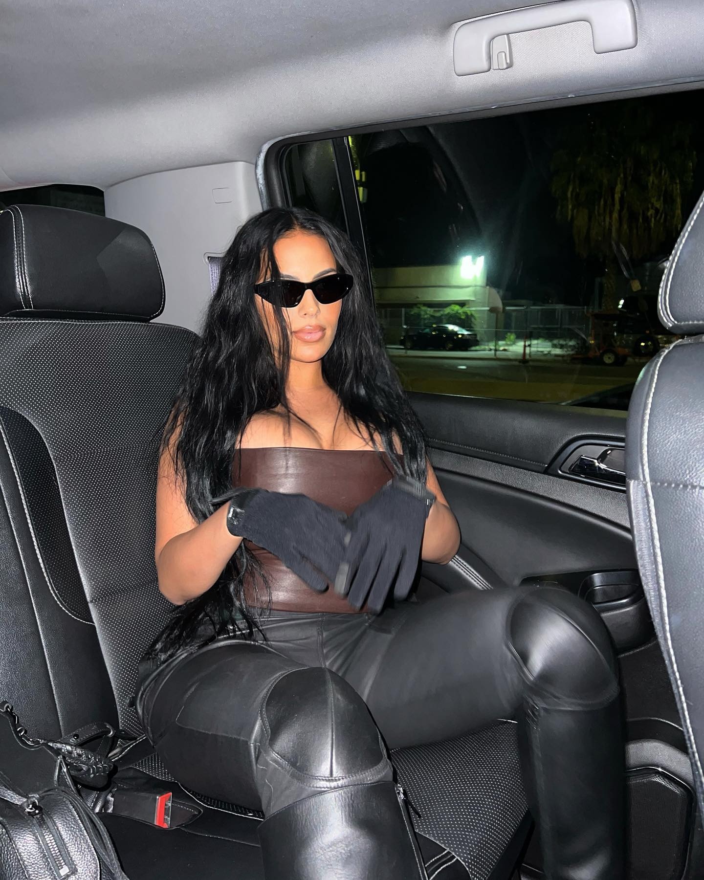 Kanye West hẹn hò bản sao Kim Kardashian ảnh 4 Kanye West hen ho ban sao Kim Kardashian anh 4