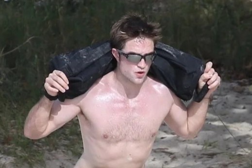 Cach Robert Pattinson xay dung co bap de dong Nguoi Doi hinh anh