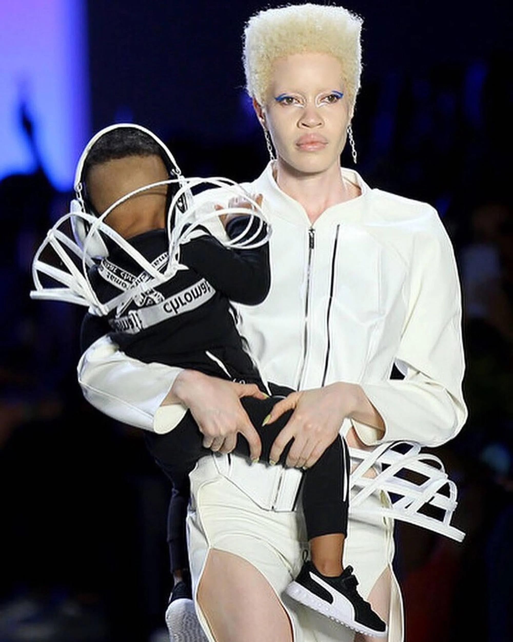 co gai mac hoi chung Down lam nguoi mau anh 9