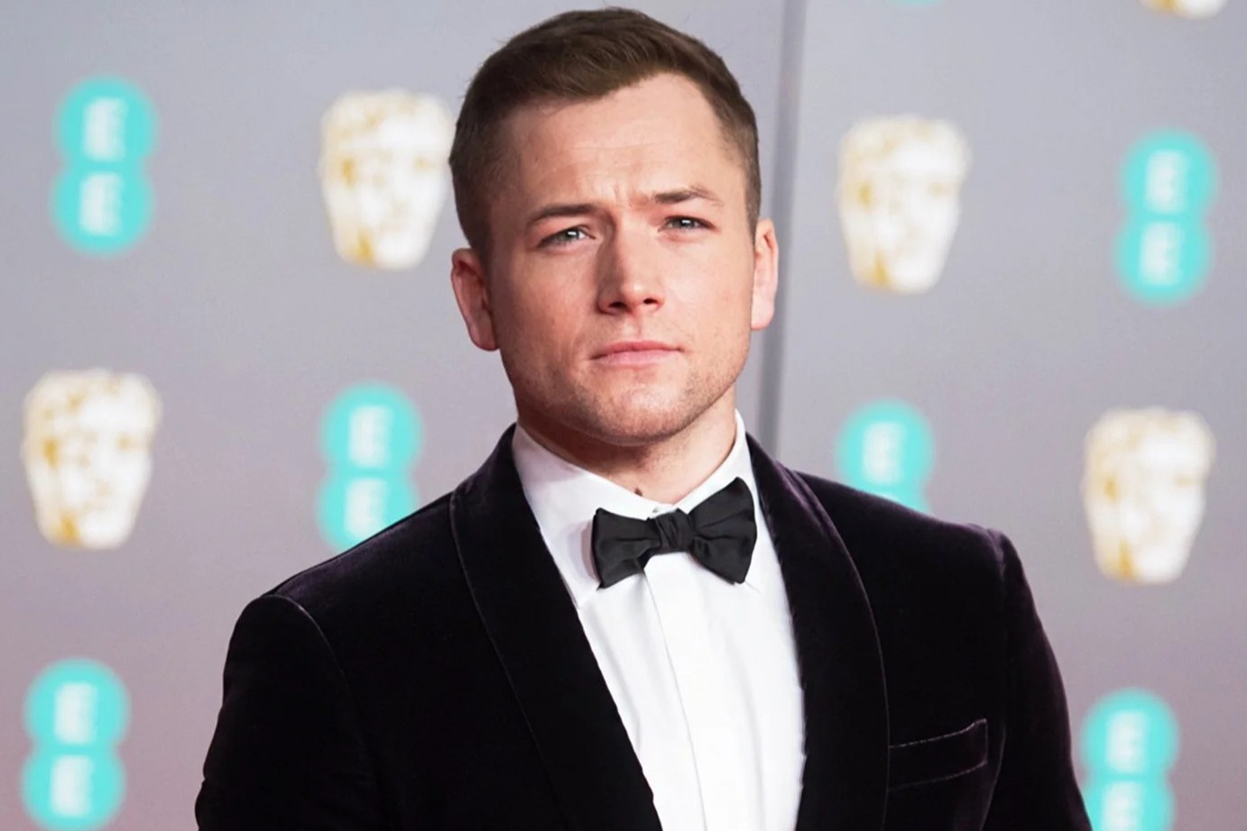 Tai tu 'Kingsman' Taron Egerton ngat xiu tren san khau hinh anh