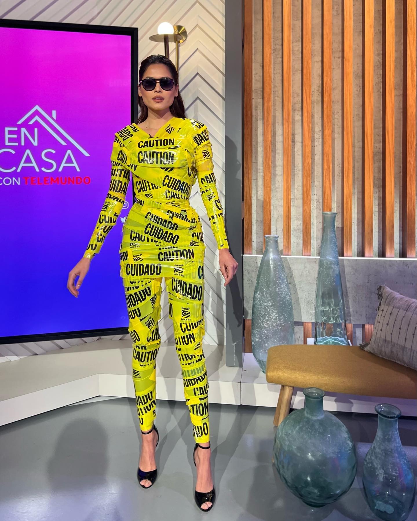 Hoa hậu Hoàn vũ quấn băng dính làm trang phục ảnh 1 Hoa hau Hoan vu quan bang dinh lam trang phuc anh 1