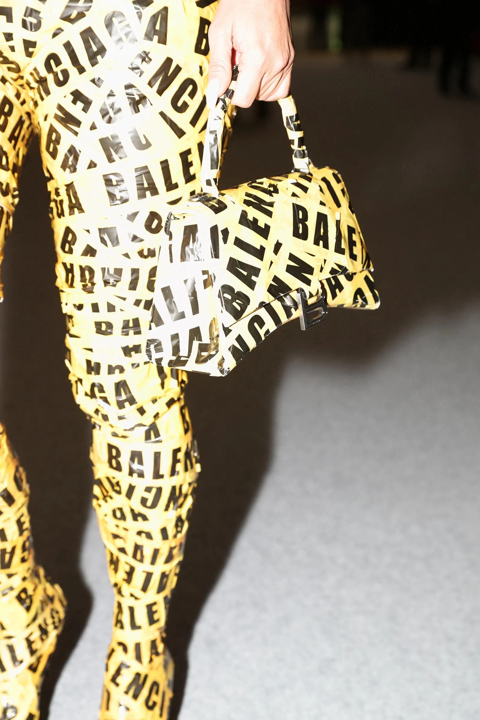 Hoa hậu Hoàn vũ quấn băng dính làm trang phục ảnh 4 Hoa hau Hoan vu quan bang dinh lam trang phuc anh 4