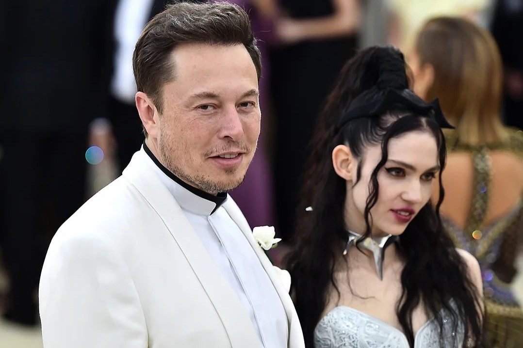 Y nghia trang phuc cua Grimes va Elon Musk o Met Gala hinh anh