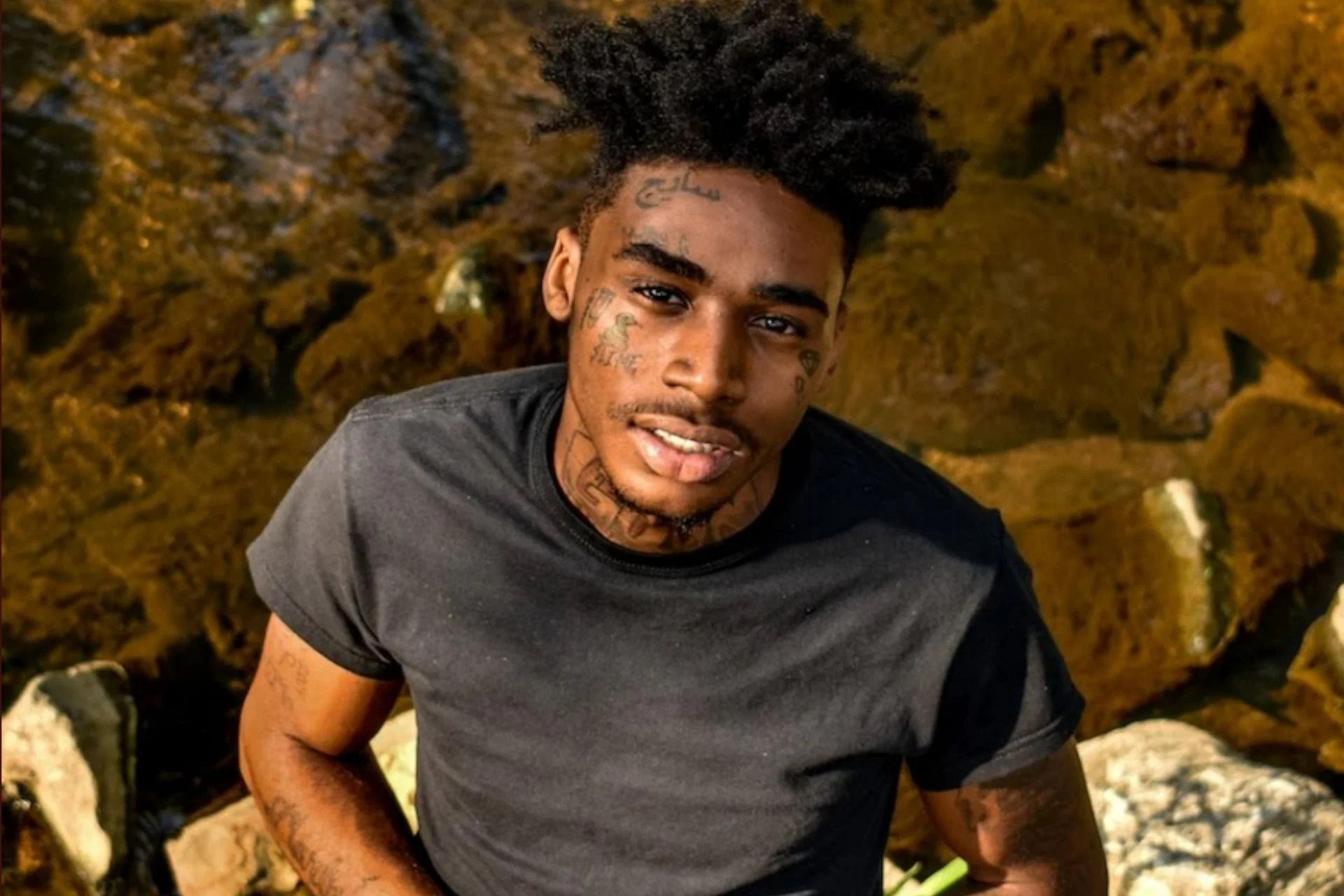 Nam rapper 25 tuoi bi ban chet tren pho anh 1