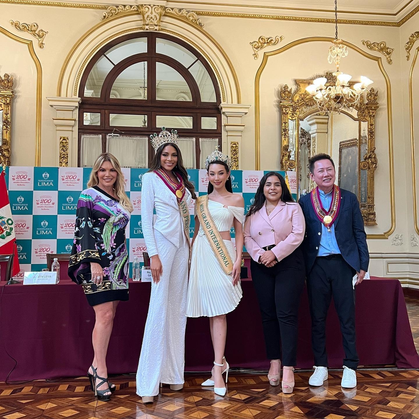 Thuy Tien trao vuong mien cho Hoa hau Hoa binh Peru 2022 anh 1